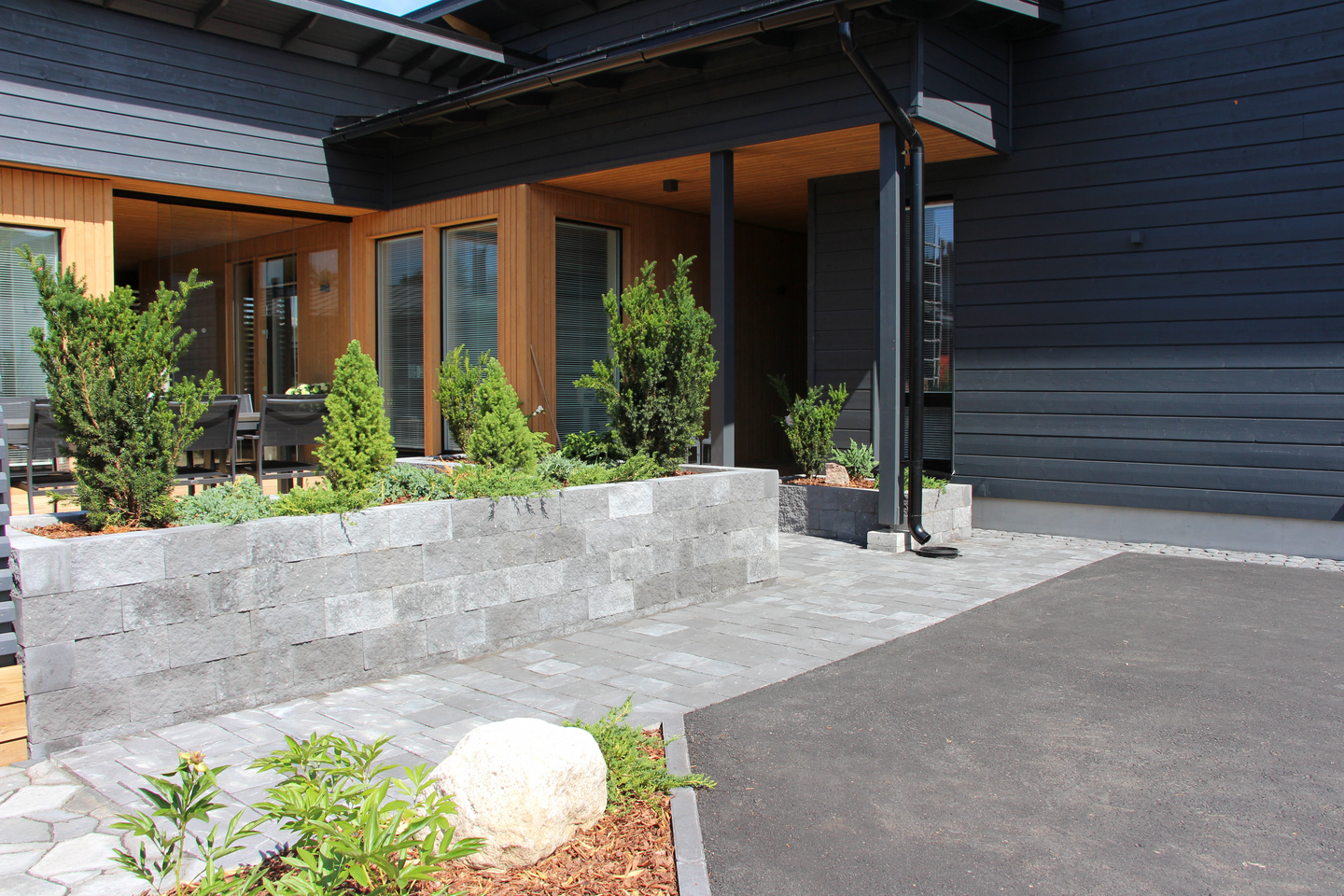 Muurikivi Rudus Antikko 330x165x165mm mustaharmaa