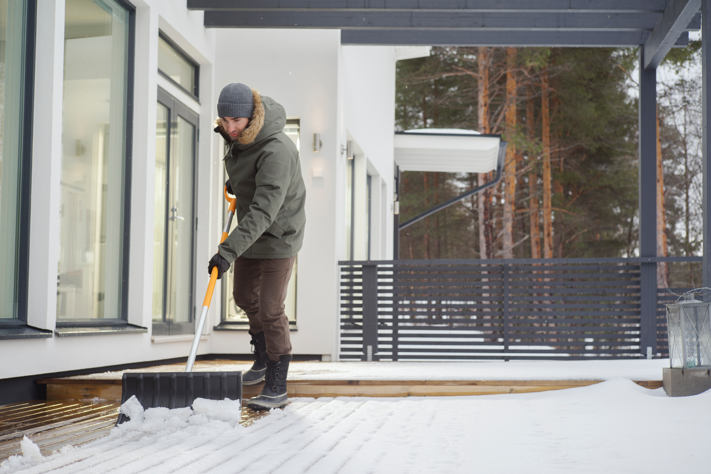 Lumentyönnin Fiskars SnowXpert rullaava