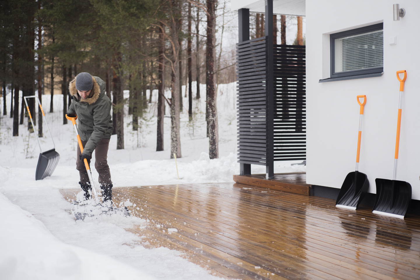 Lumentyönnin Fiskars SnowXpert rullaava