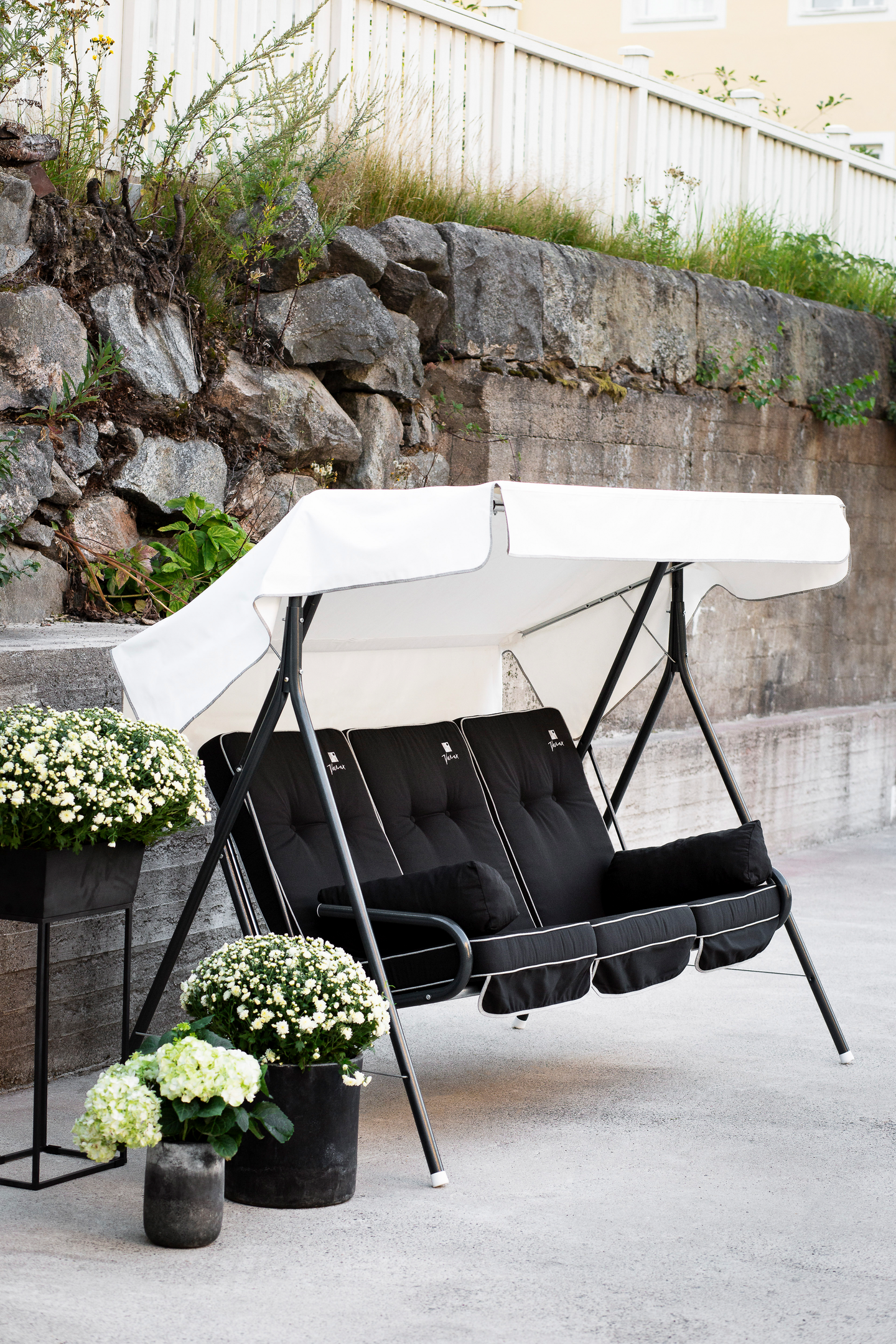 Pihakeinu Varax Suvi 3-istuttava musta