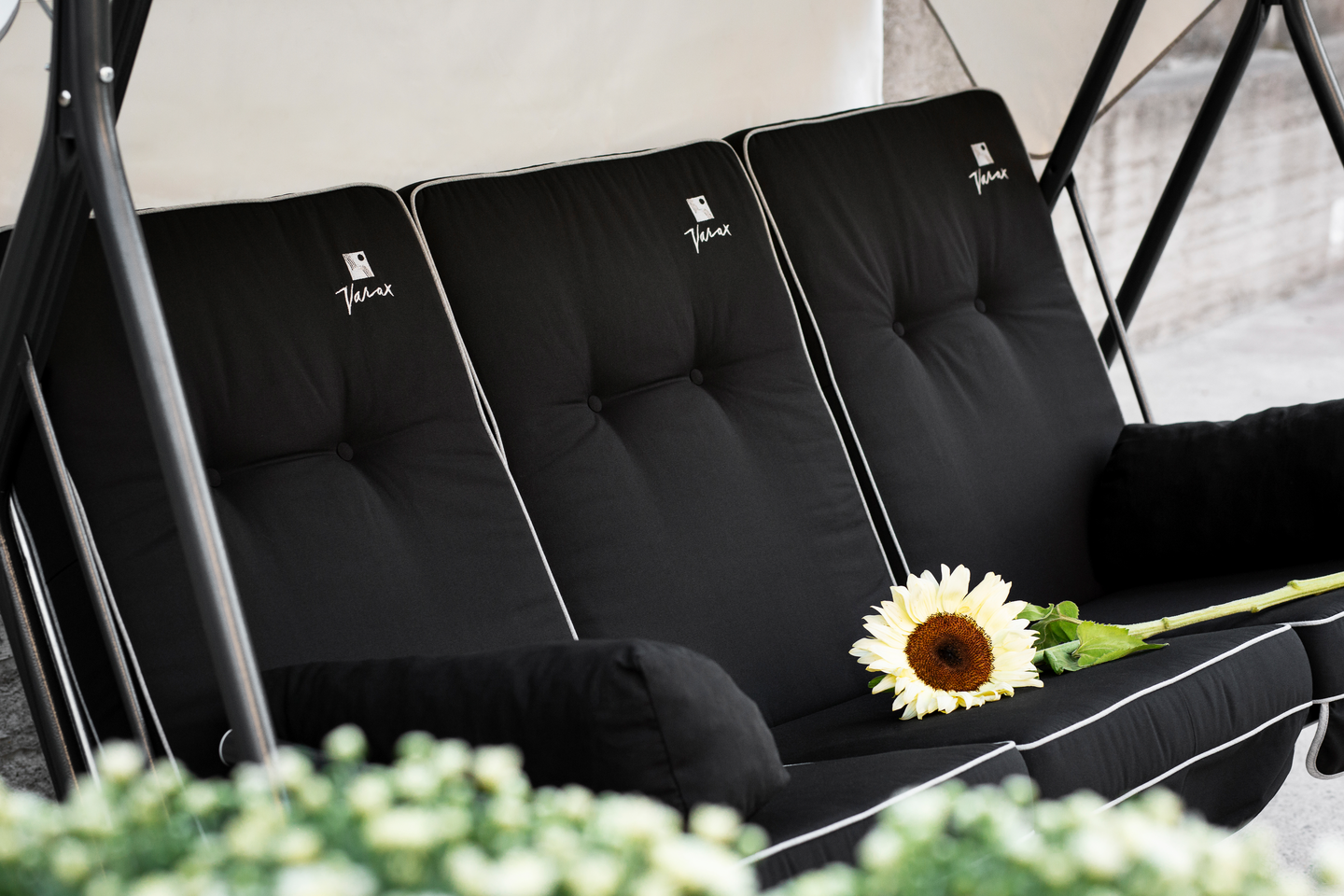 Pihakeinu Varax Suvi 3-istuttava musta