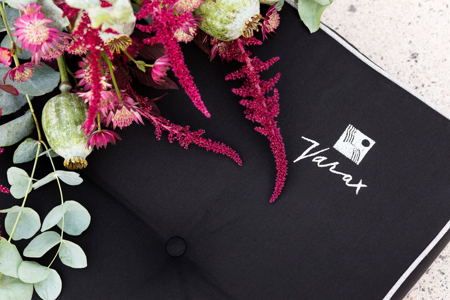 Keinu Varax Monica 3-istuttava musta