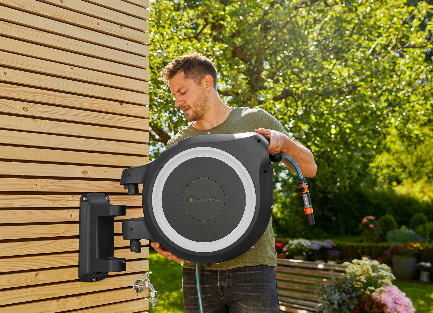 Seinäletkukela Gardena RollUp M/L 25m valk sis. ruiskusuutin & kastelupistooli