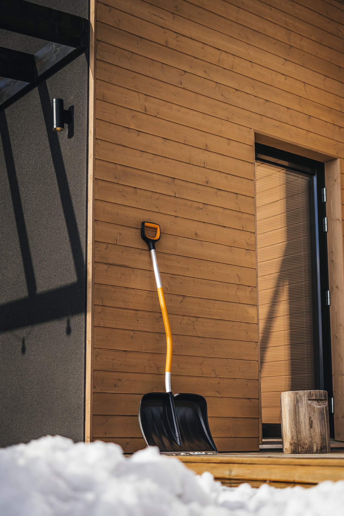 Lumentyönnin Fiskars X-Series kaareva