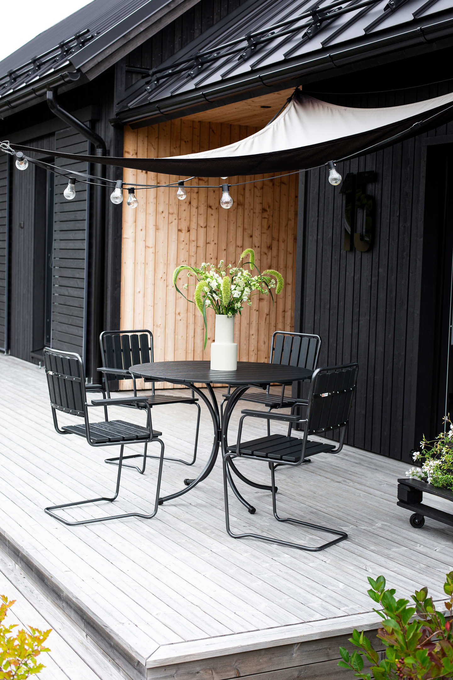 Pöytä Varax Suvisaari pyöreä musta/harmaa