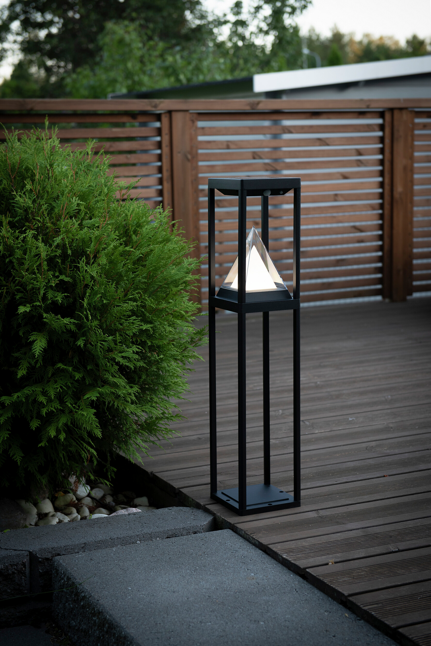 Solar-pylväsvalaisin Airam Pilar USB-ladattava