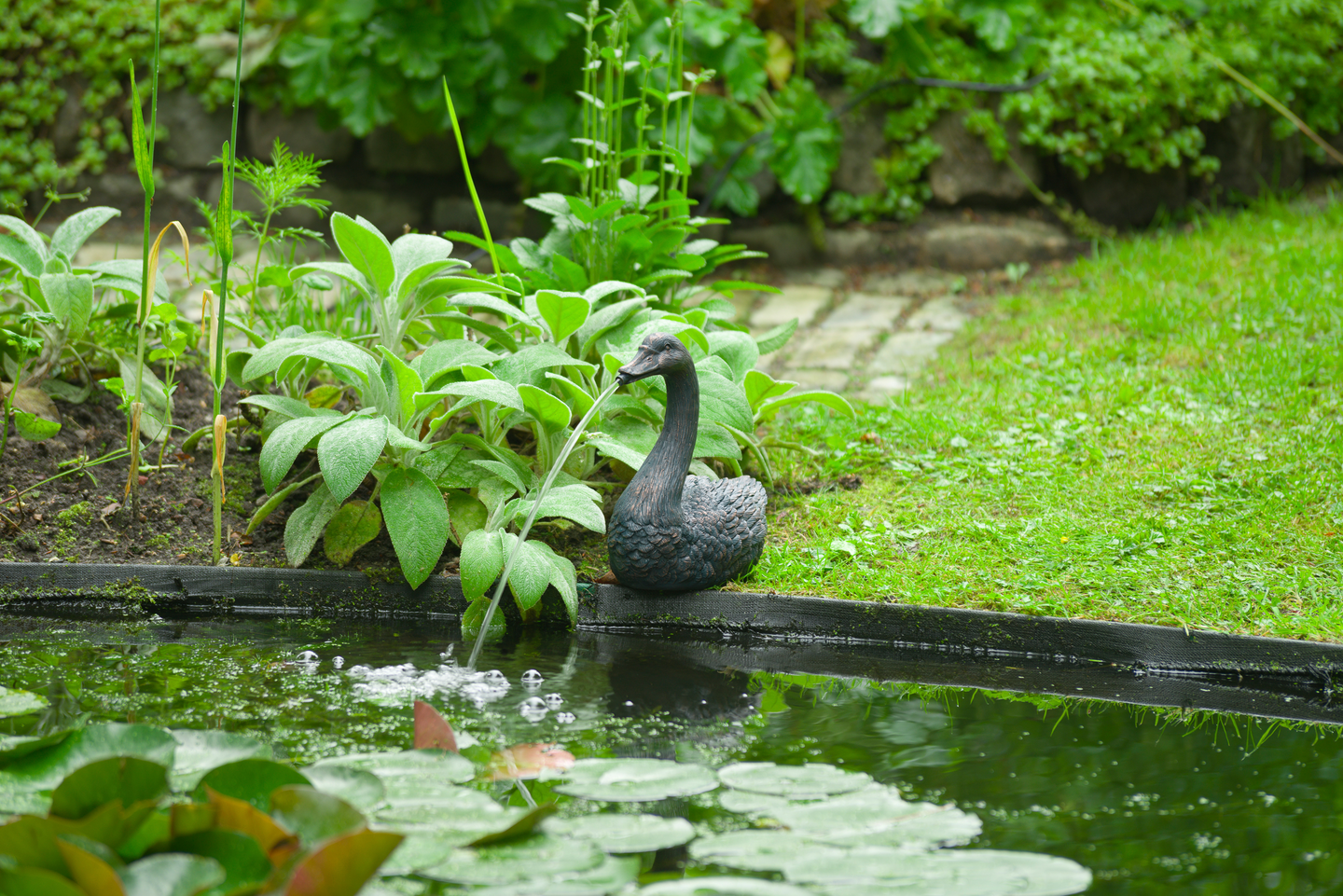 Suihkulähdepatsas joutsen 27x14x27cm polyresiiniä