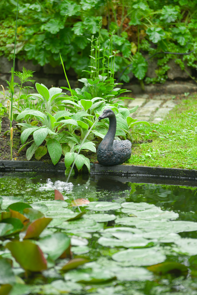 Suihkulähdepatsas joutsen 27x14x27cm polyresiiniä