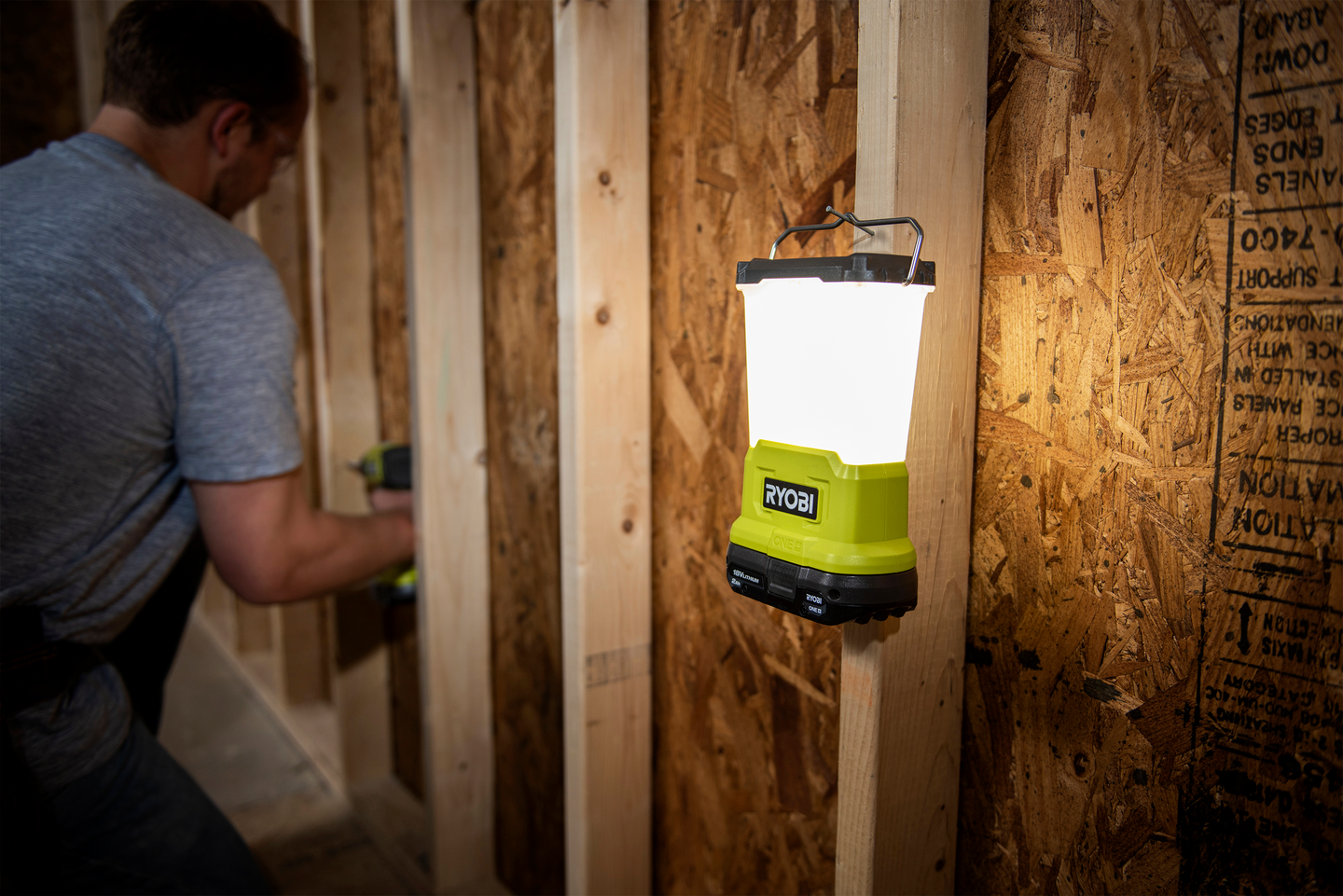 Led-lyhty Ryobi RLL18-0 18V ONE+ USB-latausportti