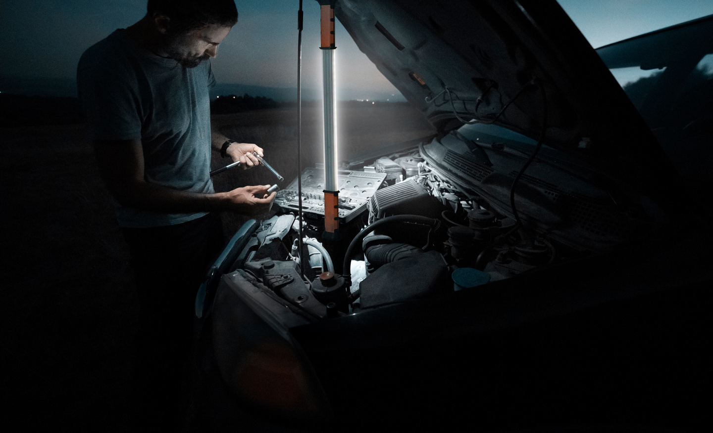 Työmaavalaisin LEDVANCE Tube 67cm Battery 10W 800lm IP20