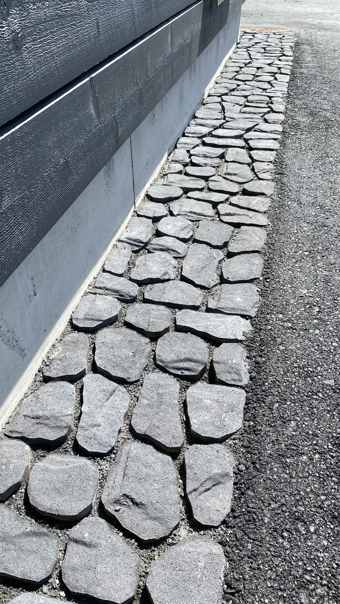 Louhikivi Rudus profiloitu musta 400x400/200x80mm 8,3kpl/m²