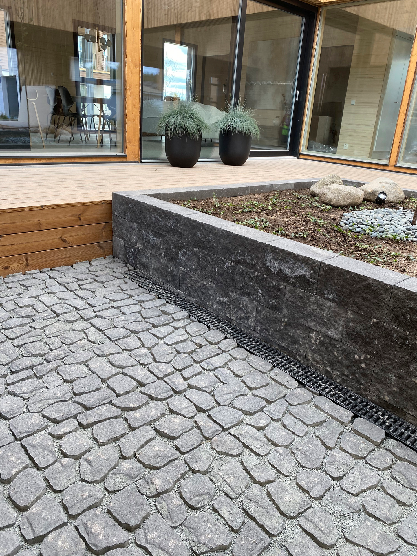 Louhikivi Rudus profiloitu musta 400x400/200x80mm 8,3kpl/m²