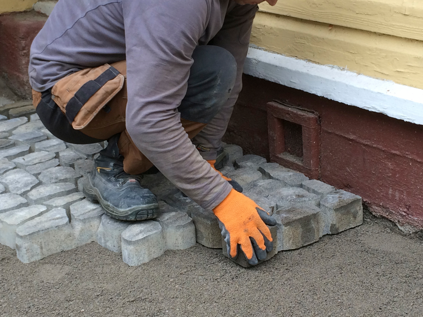 Louhikivi Rudus profiloitu musta 400x400/200x80mm 8,3kpl/m²