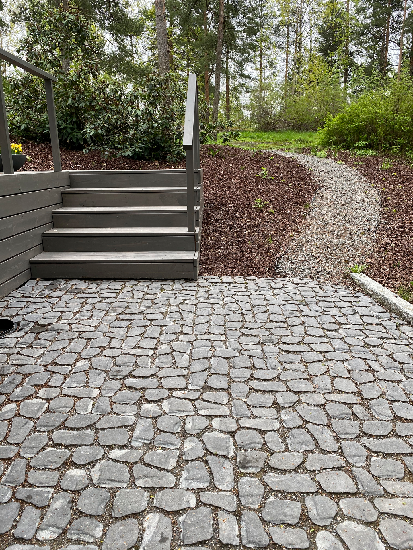 Louhikivi Rudus profiloitu harmaa 400x400/200x80mm 8,3kpl/m²