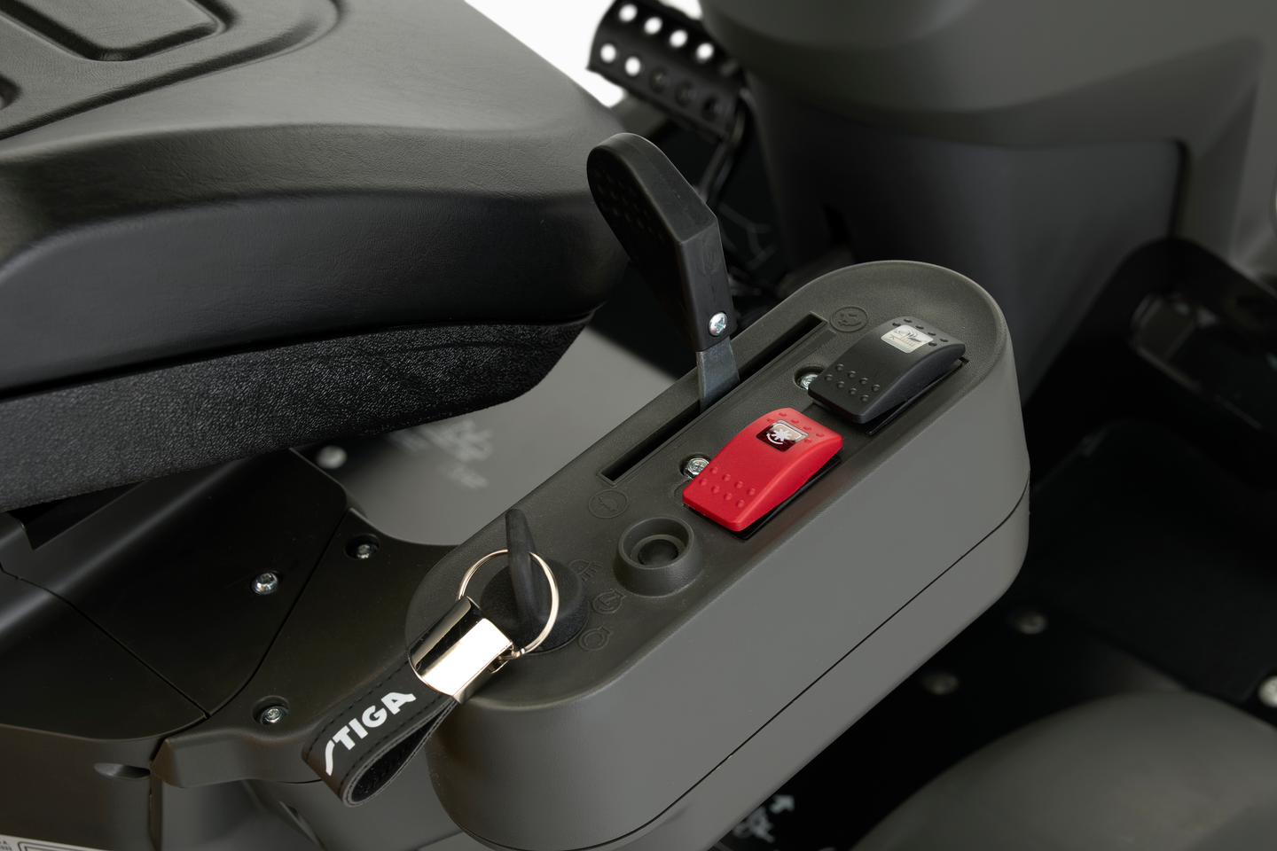 Etuleikkuri Stiga Park 500 + leikkuupöytä Stiga Park Combi 95 Q Plus