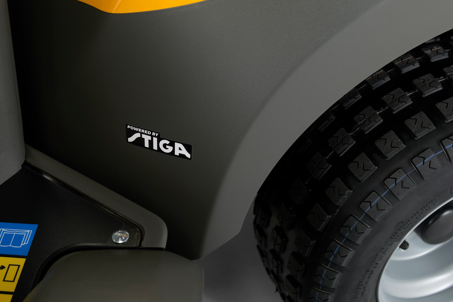 Etuleikkuri Stiga Park 500 + leikkuupöytä Stiga Park Combi 95 Q Plus