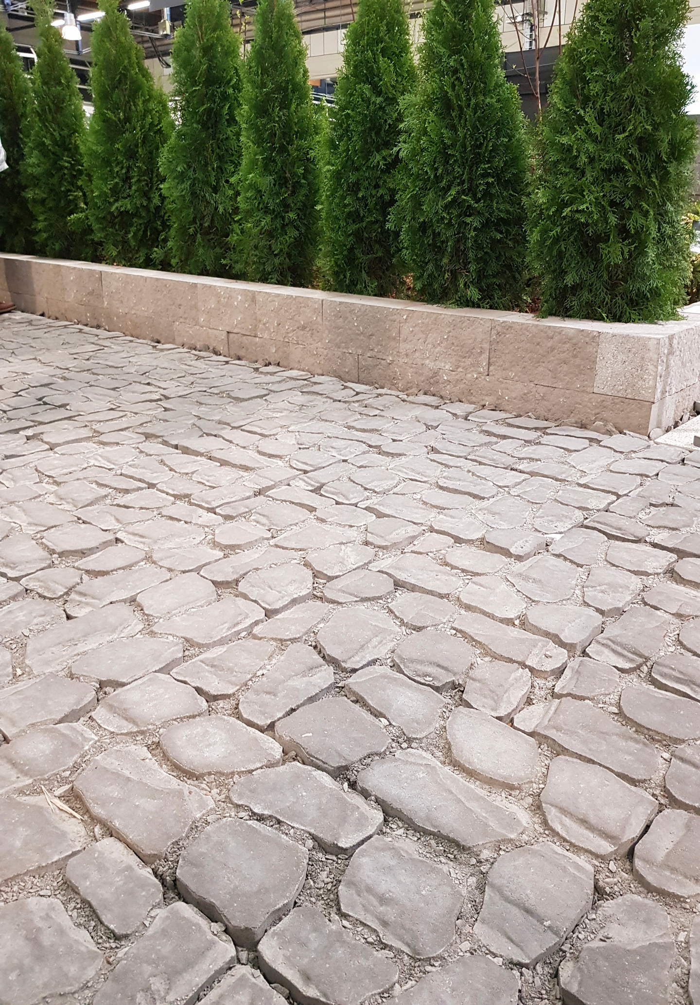 Louhikivi Rudus profiloitu harmaa 400x400/200x80mm 8,3kpl/m²