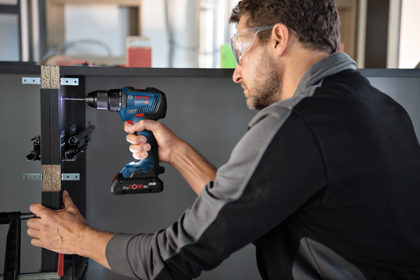 Akkuporakone Bosch GSR 18V-55 2x4,0Ah L-Case 82-osainen tarvikesarja