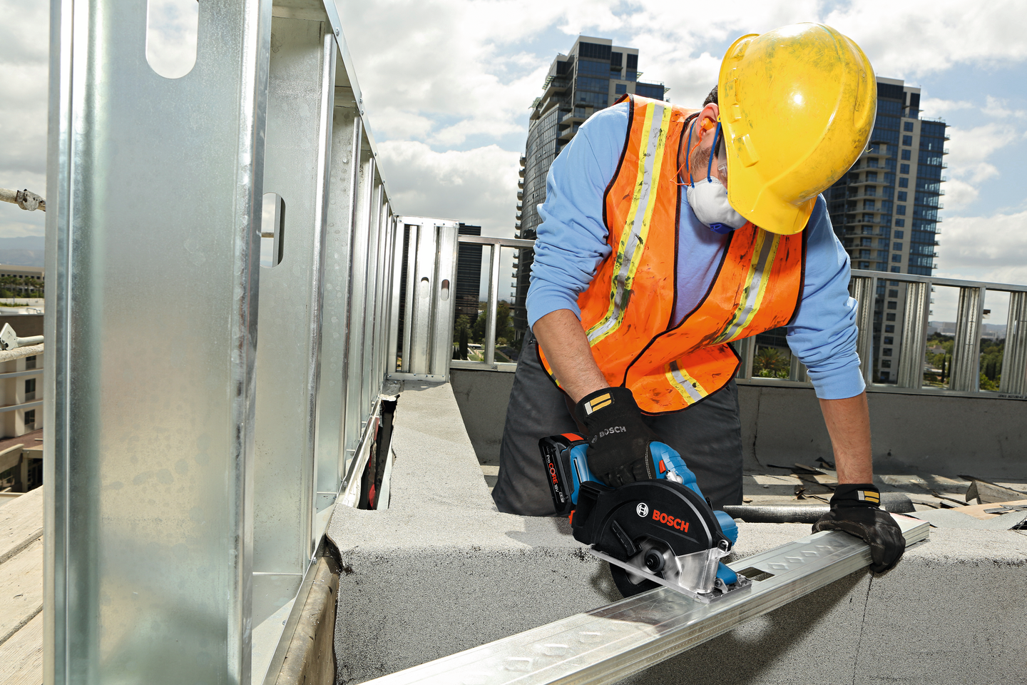 Akkumetallipyörösaha Bosch GKM 18V-50 Solo L-Boxx