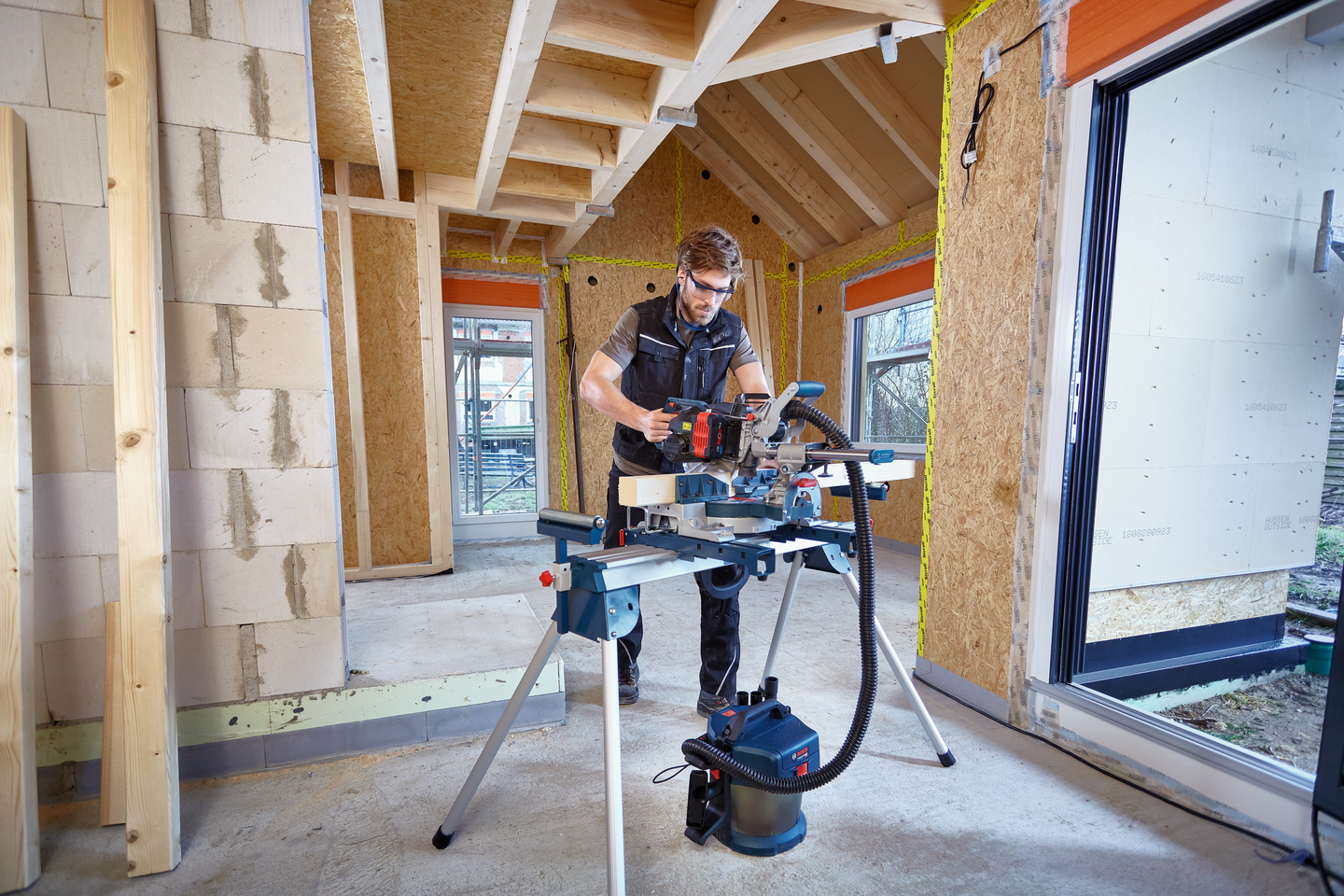 Akkukatkaisu- ja jiirisaha Bosch GCM 18V-216 DC Solo