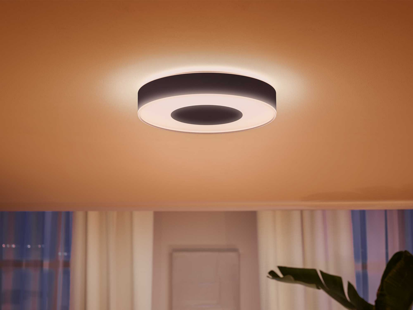 Kattovalaisin Philips Hue Infuse L musta