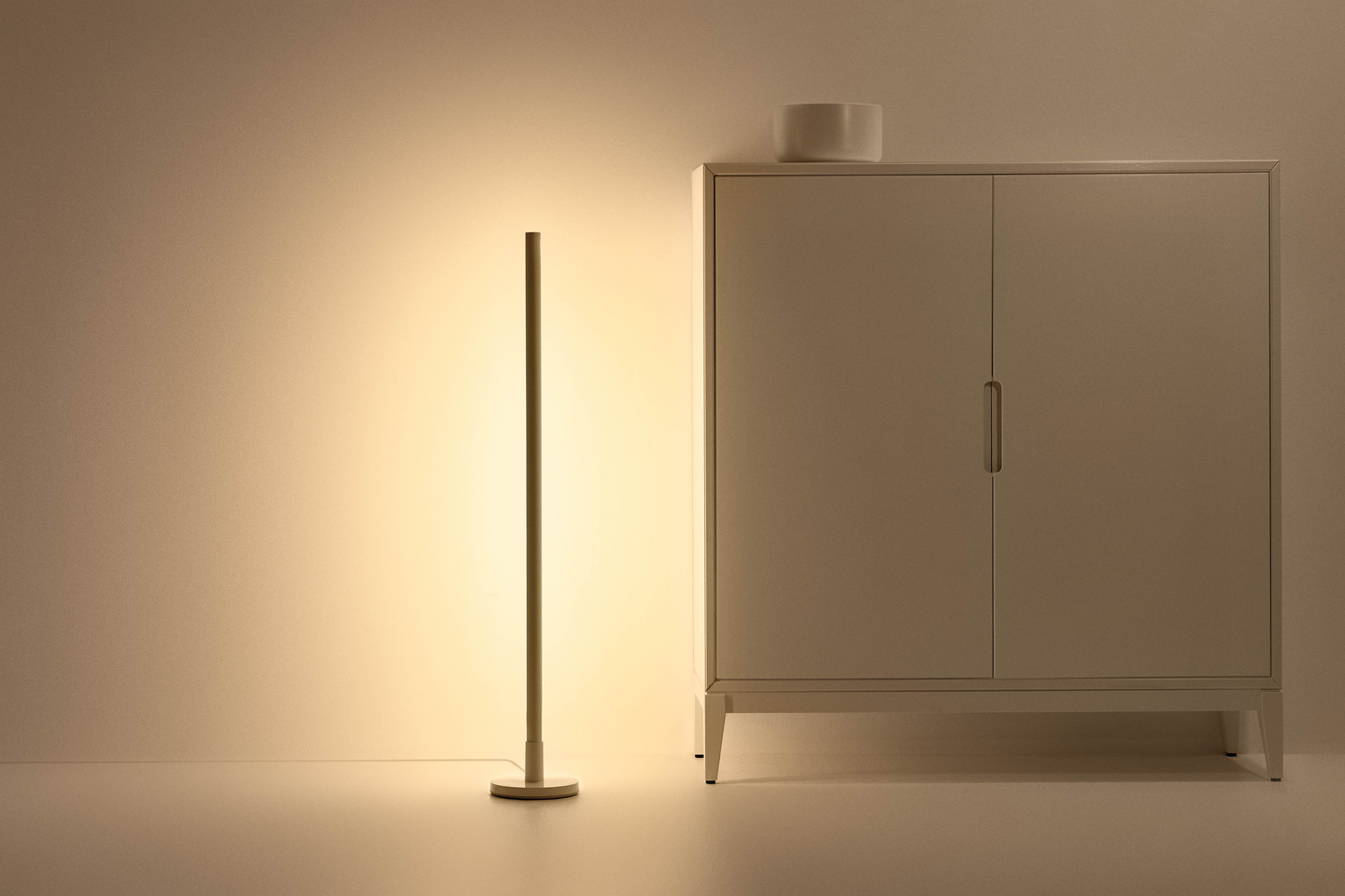 Lattiavalaisin WiZ Pole