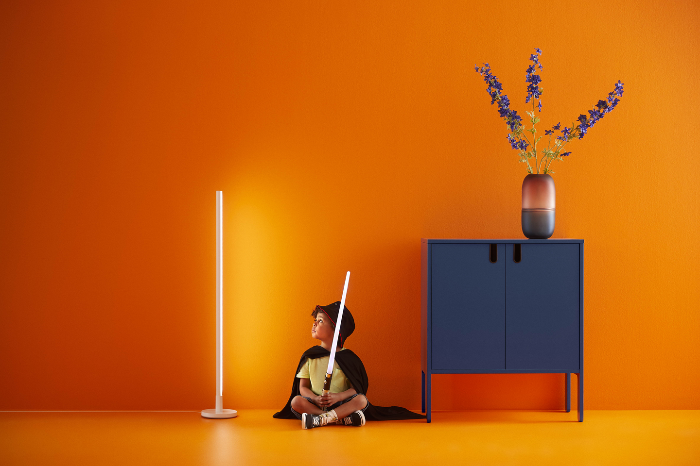 Lattiavalaisin WiZ Pole