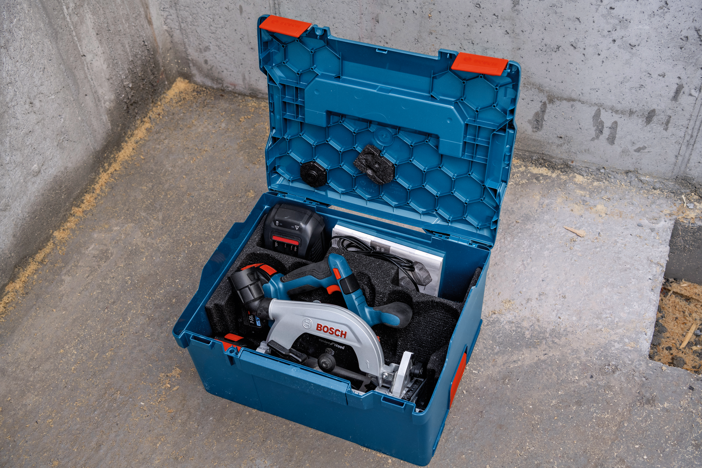 Akkukäsipyörösaha Bosch GKS 18V-57-2 Solo L-Boxx