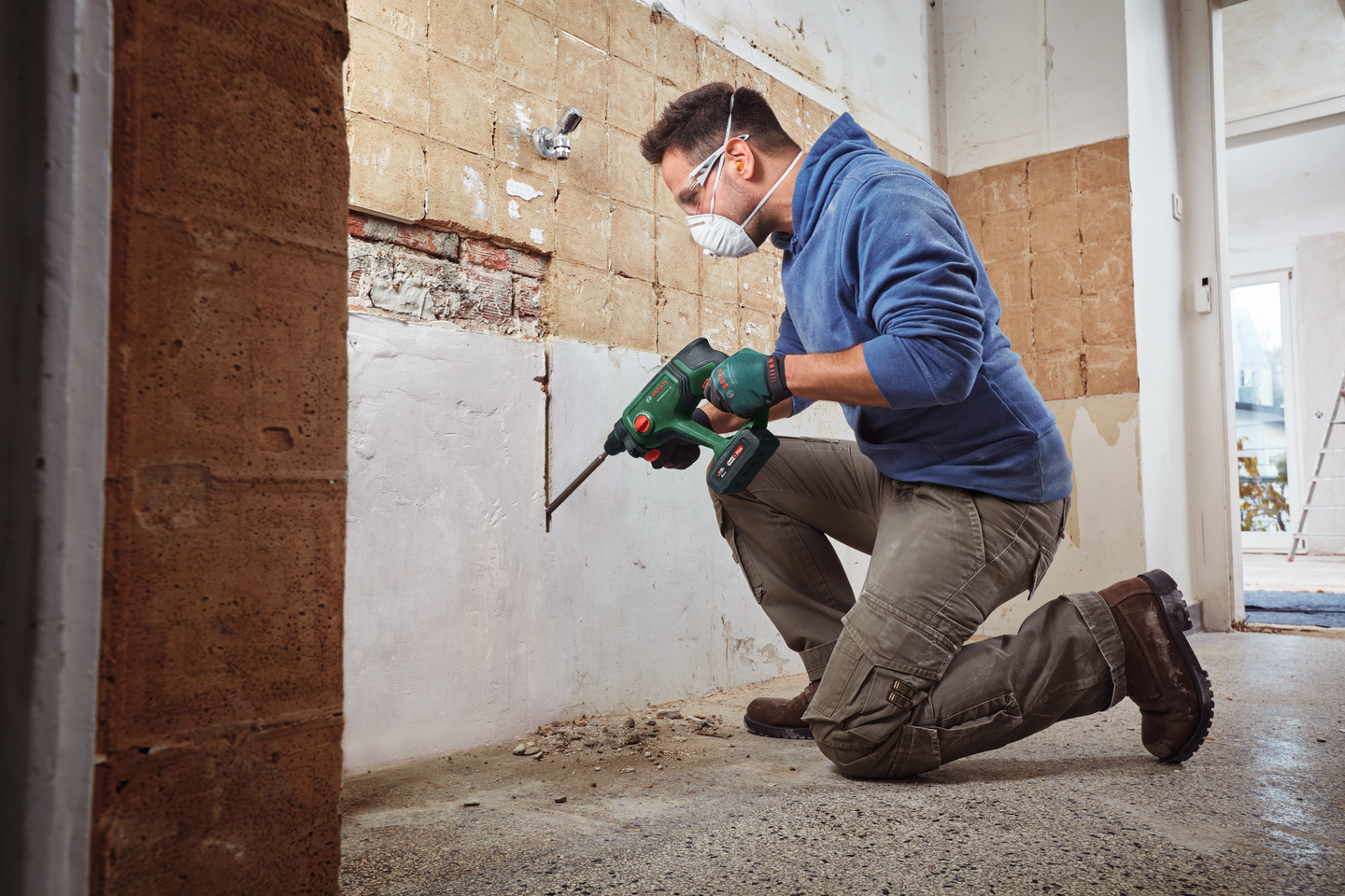 Akkuporavasara Bosch UniversalHammer 18V 1x2,5Ah