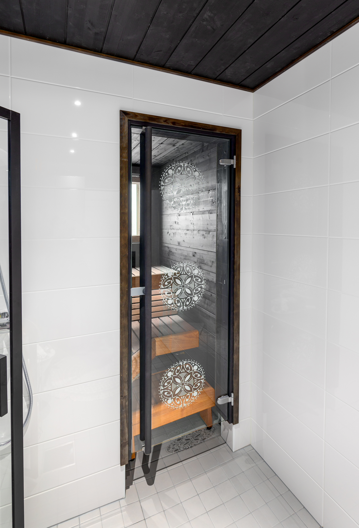 Saunanoven pystyvedin Swedoor 19M sävytetty musta