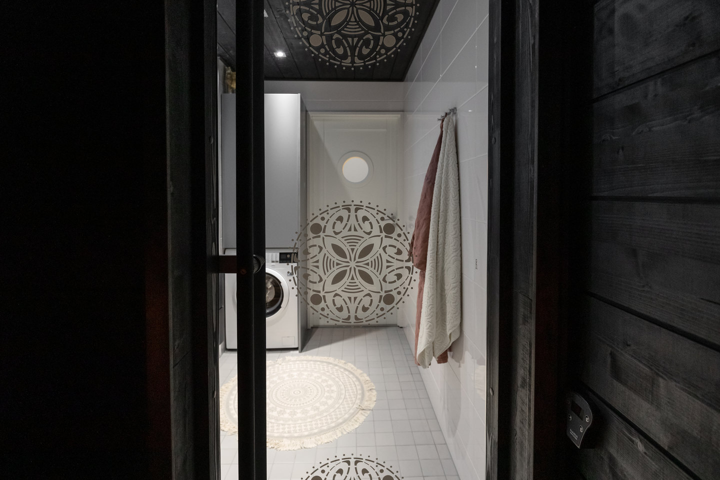 Saunanoven pystyvedin Swedoor 19M sävytetty musta