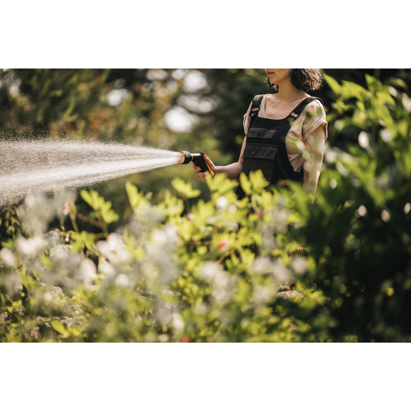 Kastelupistooli Fiskars CF 3 suihkulla