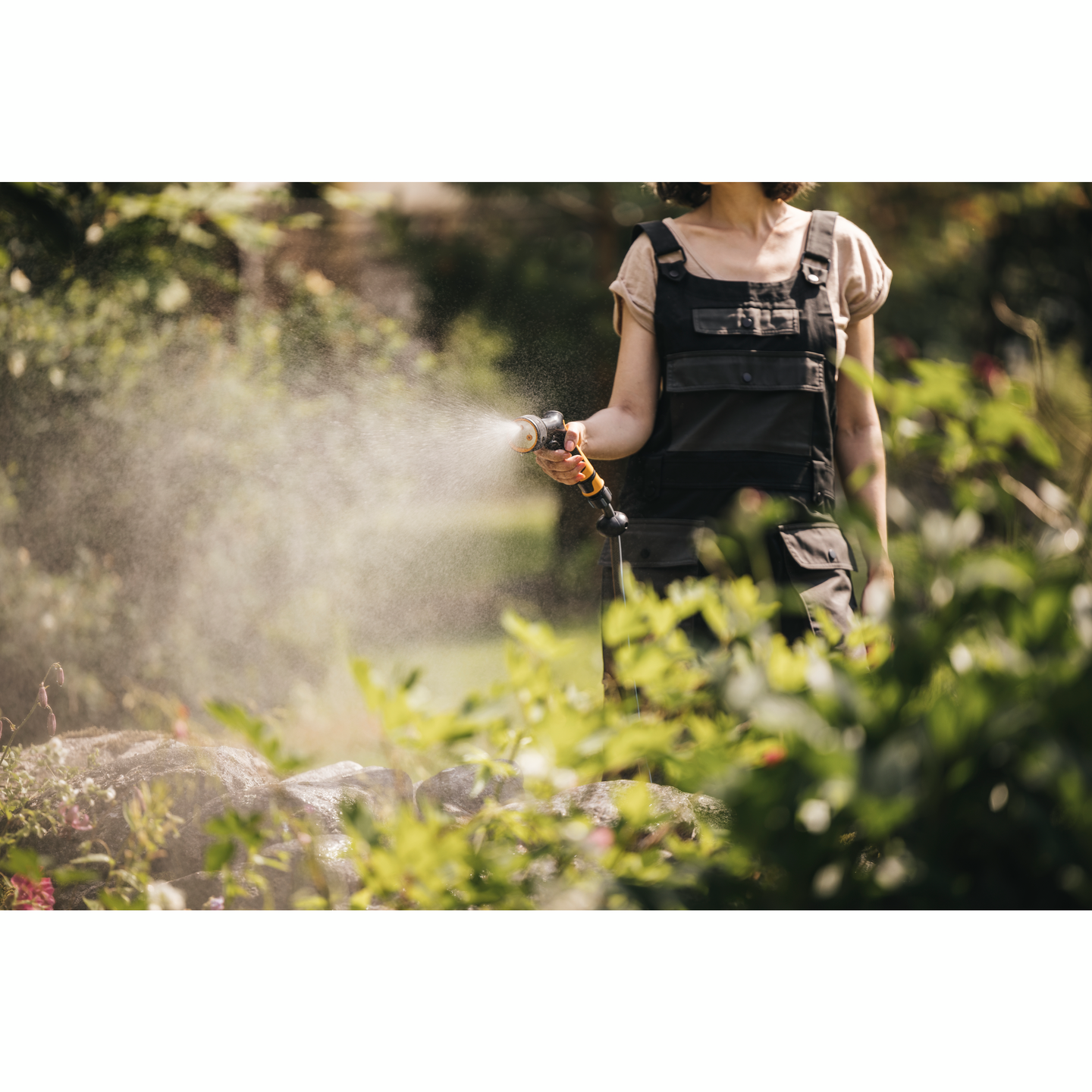 Kastelupistooli Fiskars CF 3 suihkulla