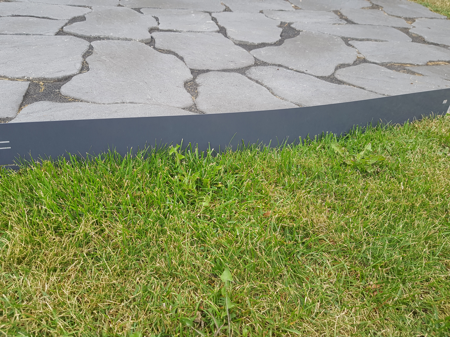 Nurmikon rajausreuna metallinen Cello 100 x 16 cm tummanharmaa