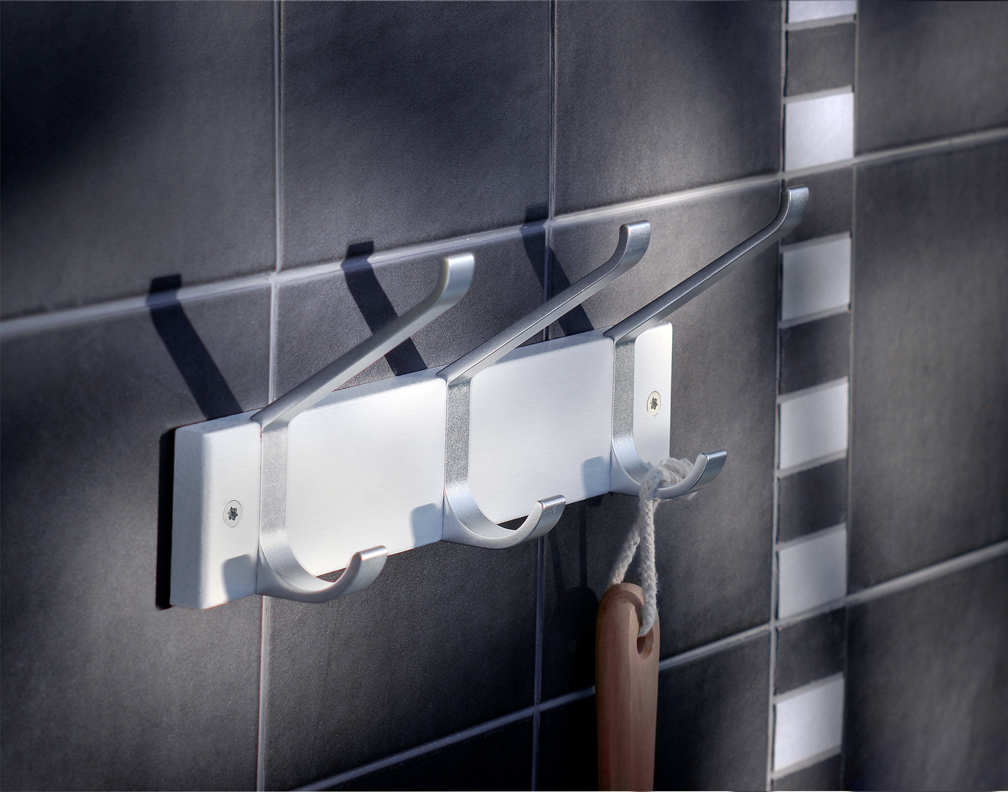 Hattukoukkulista Beslagsboden BX1073 alumiini,valkoinen