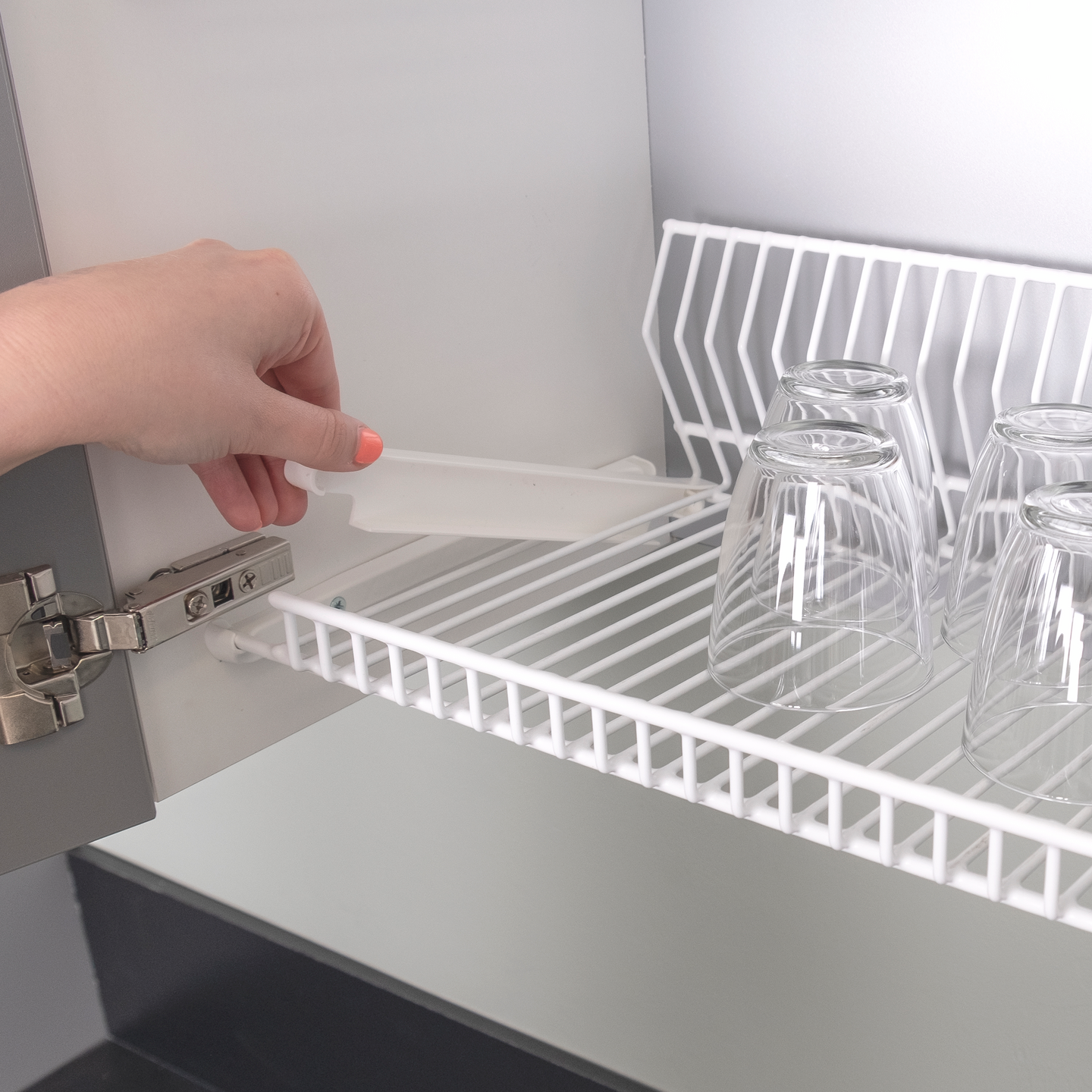 Tippuvesialtaan kannatin LM 29 IP valkoinen