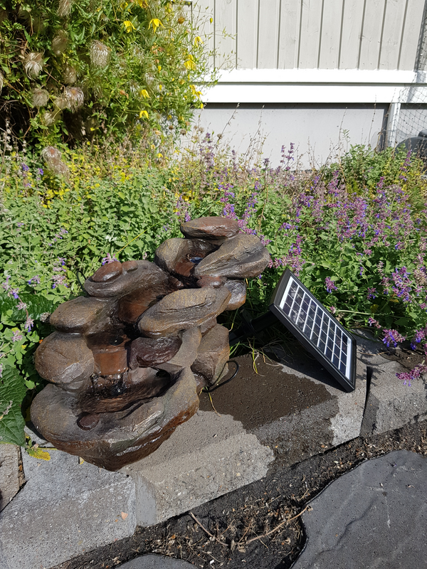 Suihkulähde Cello Puro led valoilla, aurinkopaneelilla ja akulla