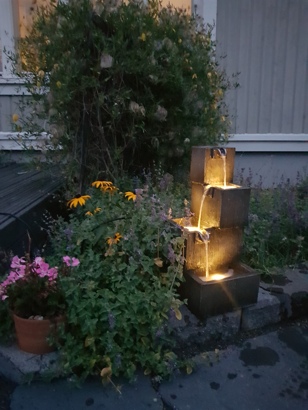 Suihkulähde Cello Putous led valoilla