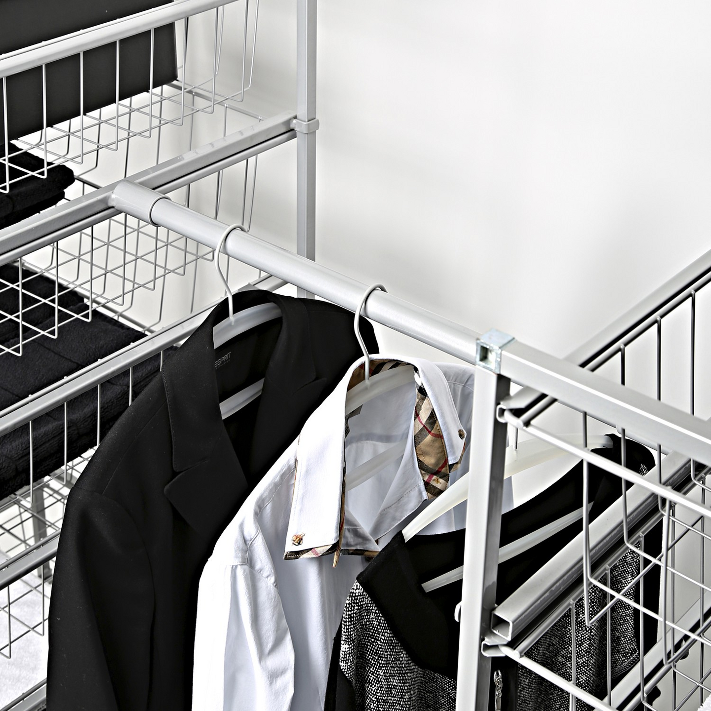 Vaatetangon kannatin LM 383 koritelineelle valkoinen