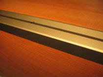 Askelkulmalista 42x22mm kulta-anodisoitu uritettu rei’itetty 2000mm