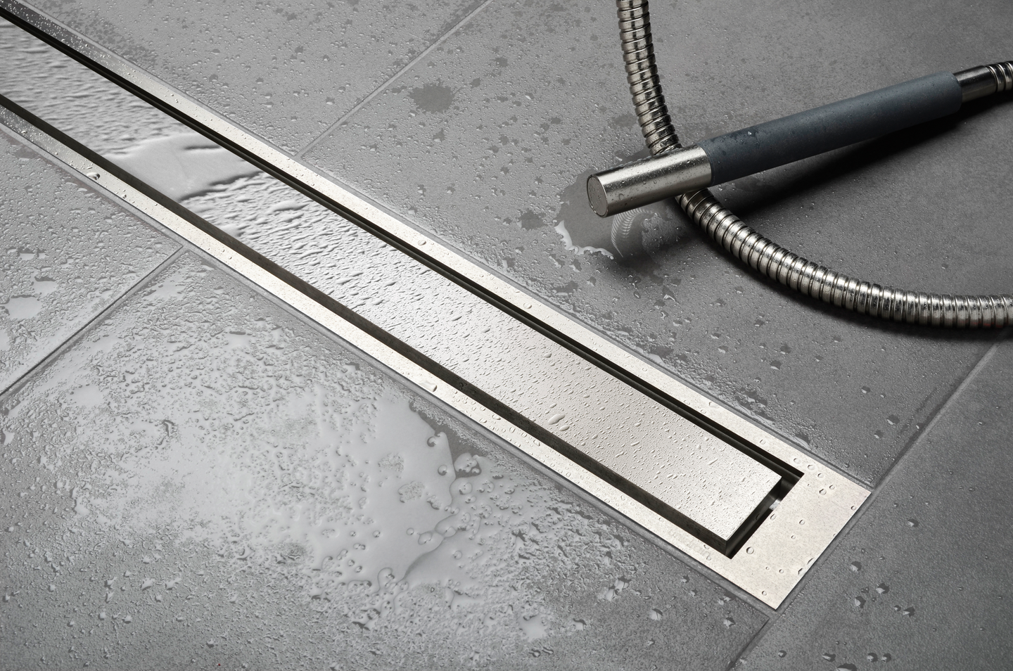 Lattiakaivokaluste Unidrain 3004 keskelle lattiaa