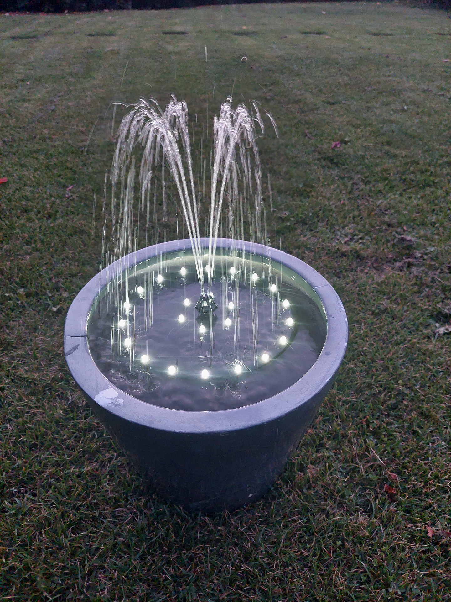 Suihkulähde Cello Lampi led valoilla, aurinkopaneelilla ja akulla