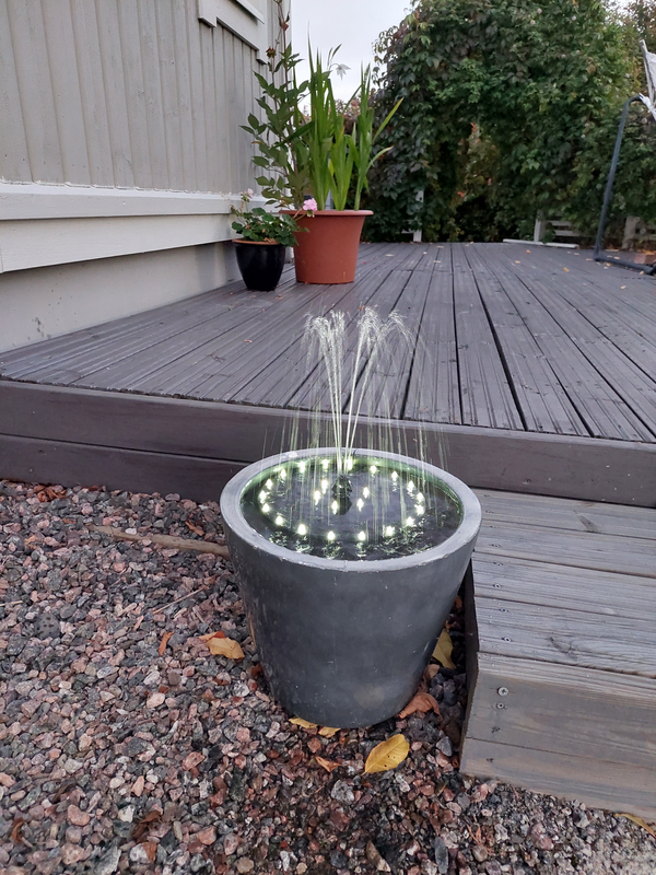 Suihkulähde Cello Lampi led valoilla, aurinkopaneelilla ja akulla