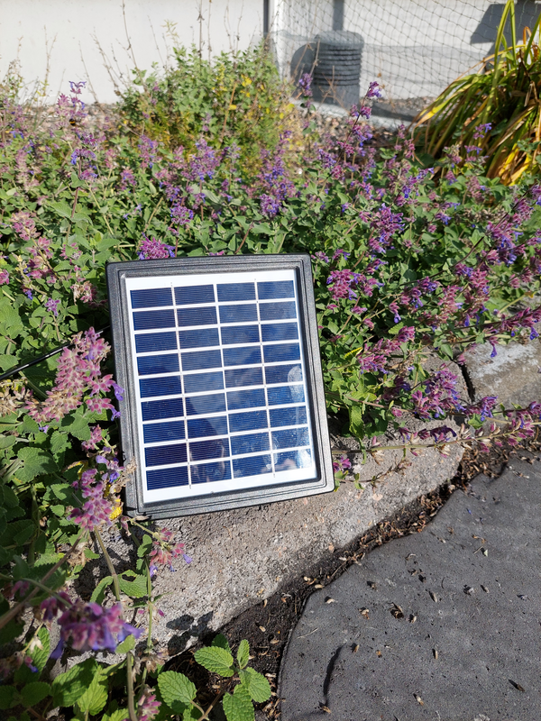 Suihkulähde Cello Puro led valoilla, aurinkopaneelilla ja akulla