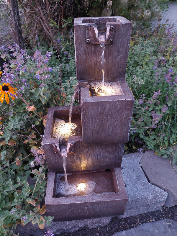 Suihkulähde Cello Putous led valoilla