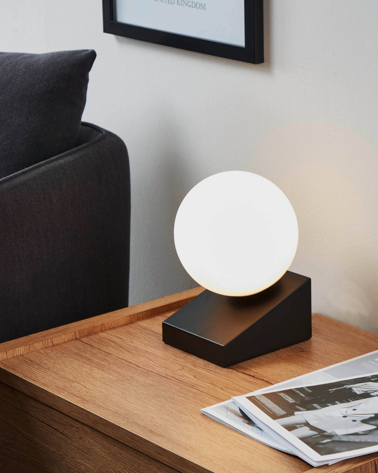 Pöytävalaisin EGLO Bilbana 40W 14,5x13,5x19,5cm musta/valkoinen mattalasi