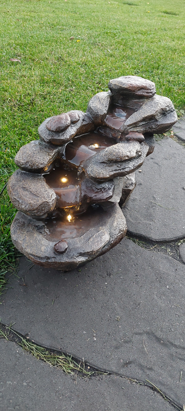 Suihkulähde Cello Puro led valoilla, aurinkopaneelilla ja akulla