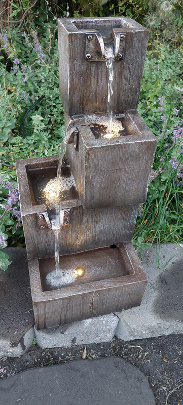 Suihkulähde Cello Putous led valoilla