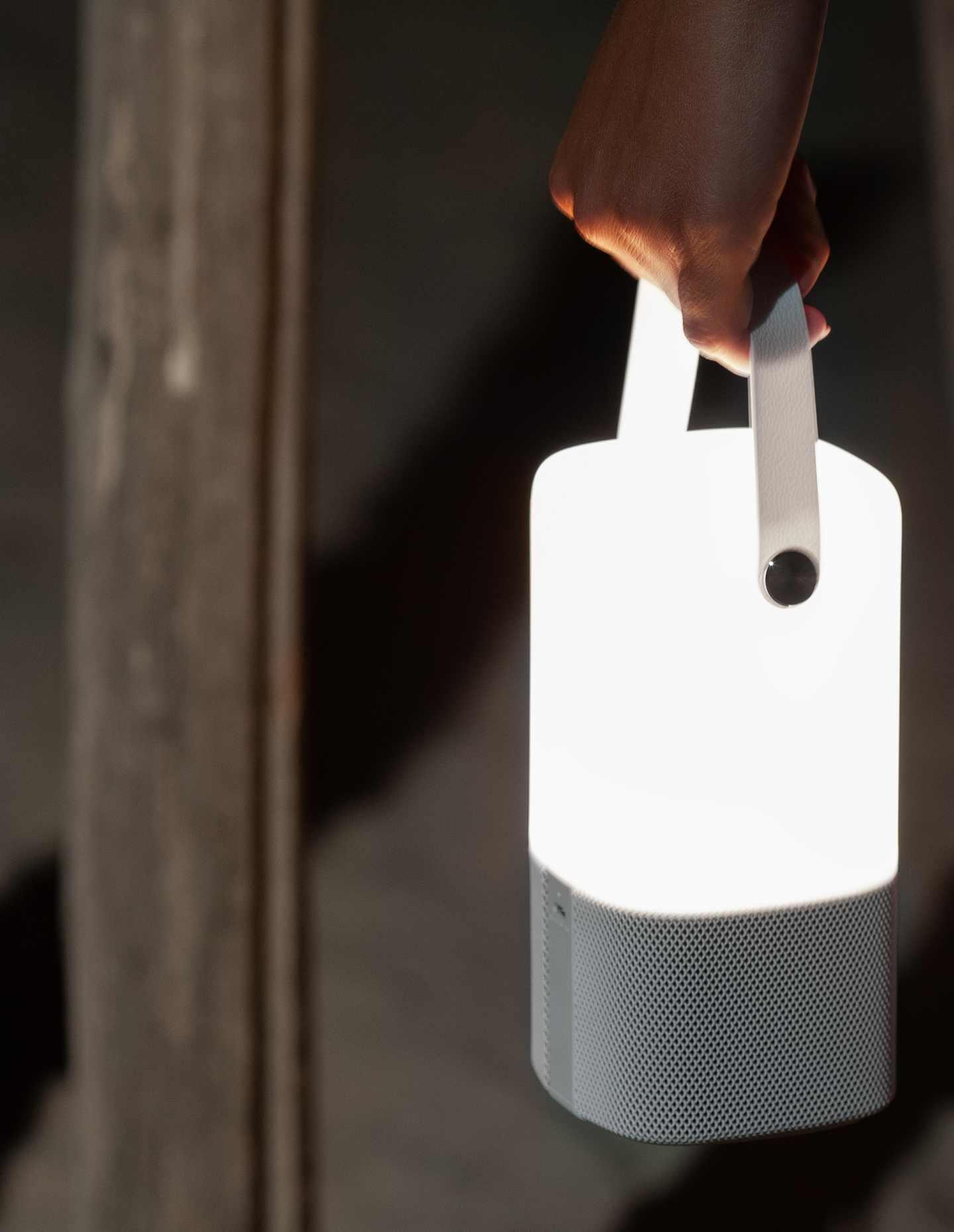 Pöytävalaisin Nova Luce Ray valkoinen kaiuttimella