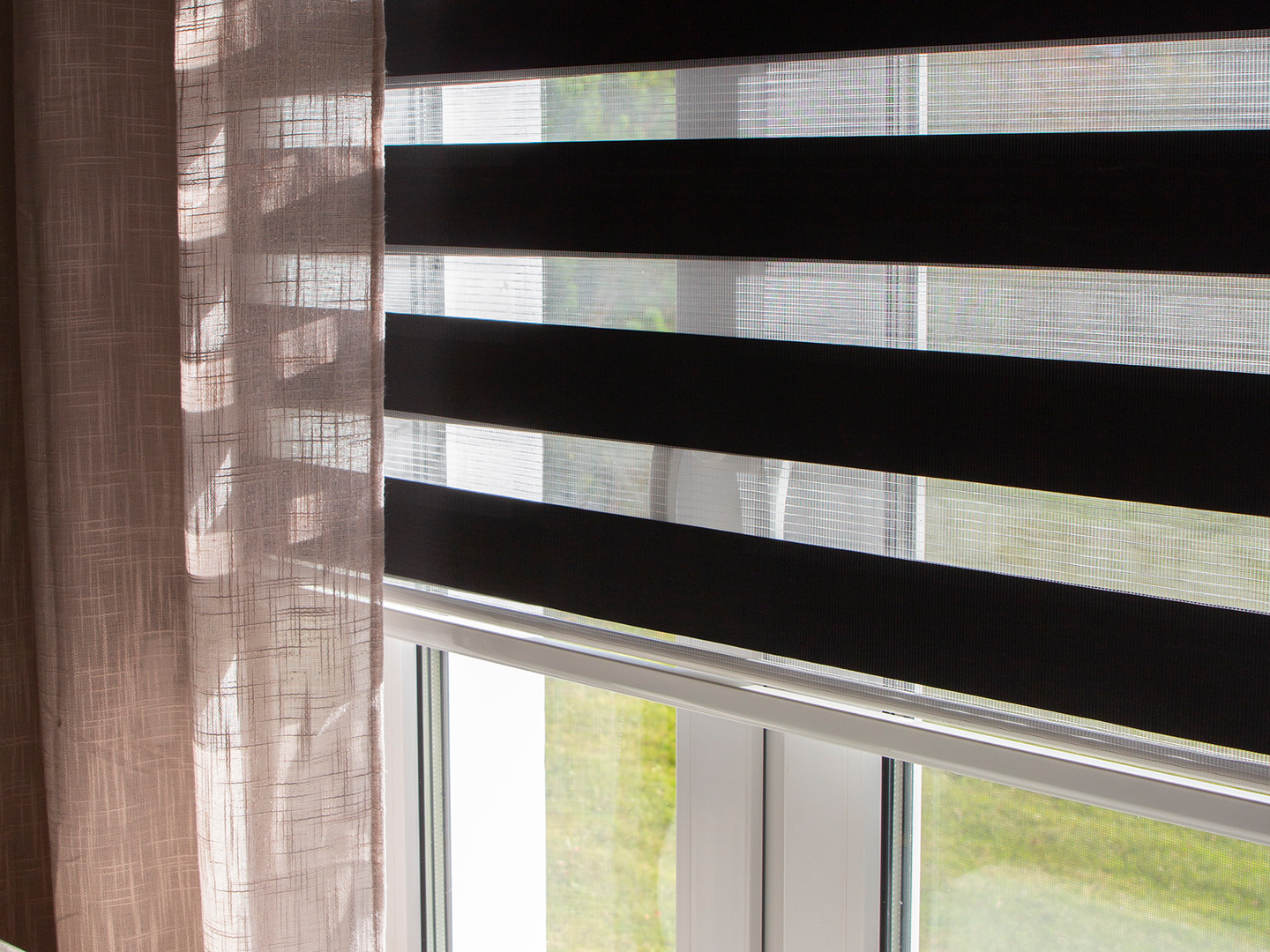 Day&Night Presto 70x160cm pimentävä musta